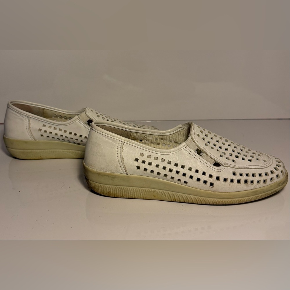Volks Walkers Shoes Women's EUR 37/7-7.5White Leathr PerferatedComfort Europian - Picture 3 of 6